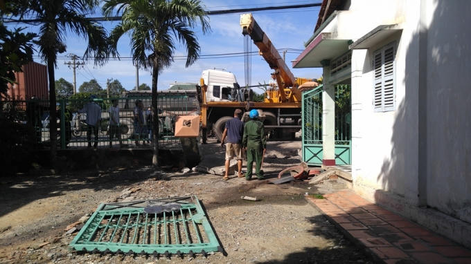 Cánh cửa của cổng nhà bà Thủy bị húc văng