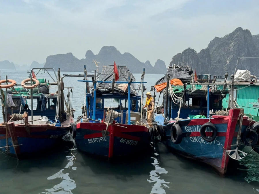 Lực lượng CSGT đường thủy tạm giữ phương tiện sử dụng ngư cụ cấm để khai thác thủy sản.