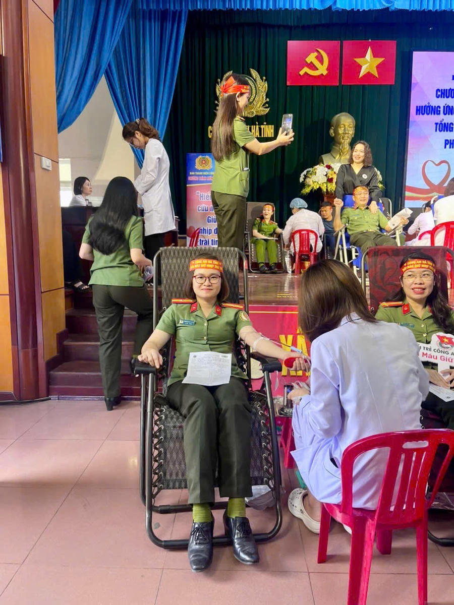 Những nữ chiến sỹ Công an xinh đẹp rạng ngời trong ngày hội hiến máu.