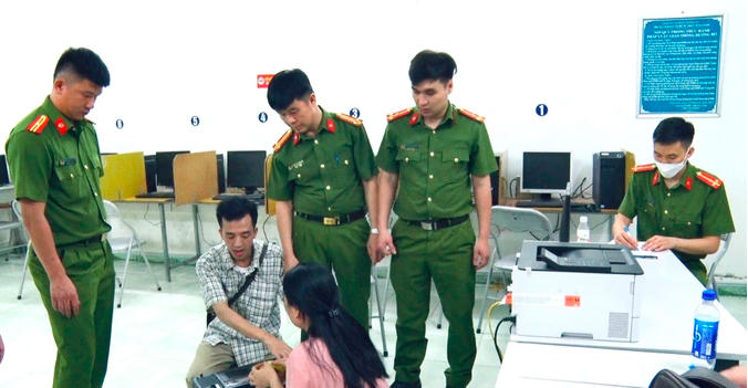Cảnh sát khám xét 2 trung tâm sát hạch (Ảnh: Hoàng Thơ).