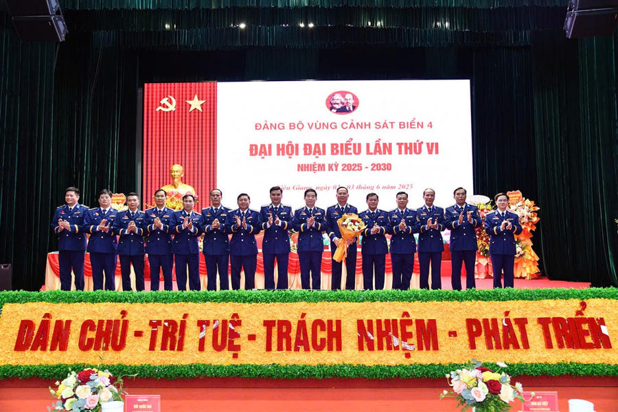 Trung tướng Bùi Quốc Oai - Bí thư Đảng ủy, Chính ủy Cảnh sát biển Việt Nam tặng hoa chúc mừng Ban chấp hành Đảng bộ Vùng Cảnh sát biển 4 nhiệm kỳ 2025-2030.