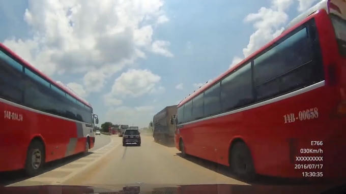 Hai chiếc xe khách lao vun vút, ngược chiều bất chấp các phương tiện đang lưu thông trên đường.