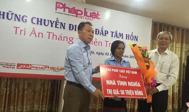 Tổng Biên tập Đào Văn Hội (trái) tặng nhà tình nghĩa cho hộ gia đình có hoàn cảnh khó khăn tại Thừa Thiên – Huế.