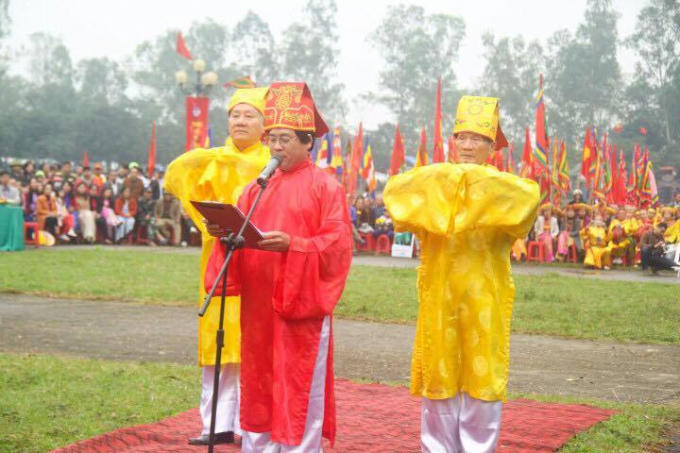 Các "quan" triều đình đọc sớ tiến Vua.