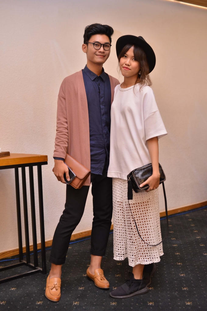 Xúng xính bên cạnh fashionista Nguyễn Thanh Dương lăng xê tông màu nude với style casual minimalist.