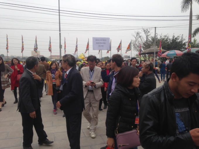 Du khách tập trung ngày càng đông tại khu vực trung tâm khai Ấn.