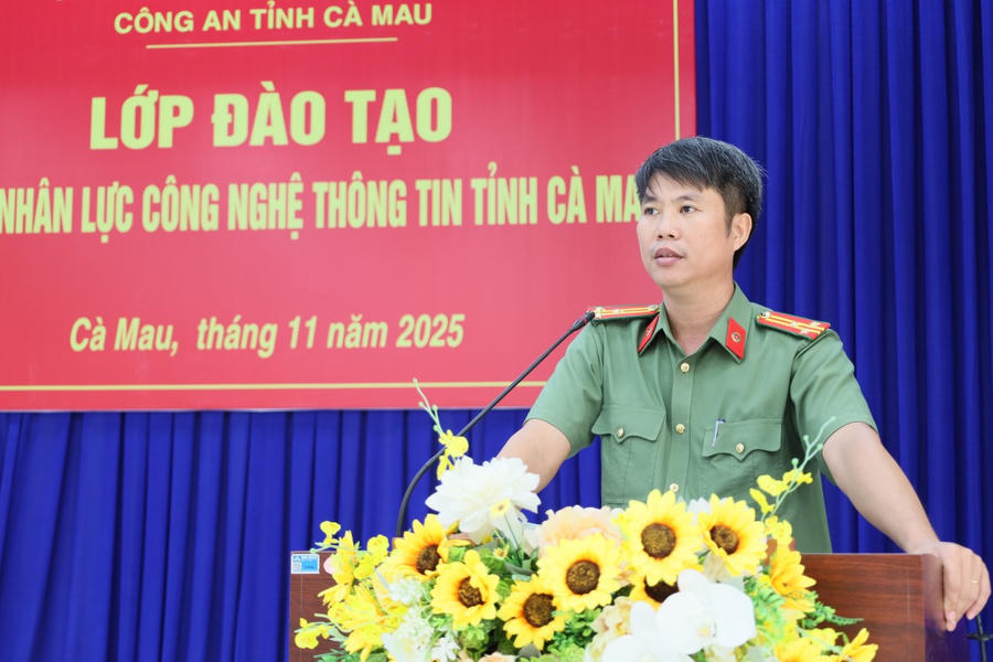 Thượng tá Nguyễn Văn Đương - Phó Trưởng phòng An ninh mạng và phòng, chống tội phạm sử dụng công nghệ cao Công an tỉnh Cà Mau phát biểu khai giảng lớp đào tạo.
