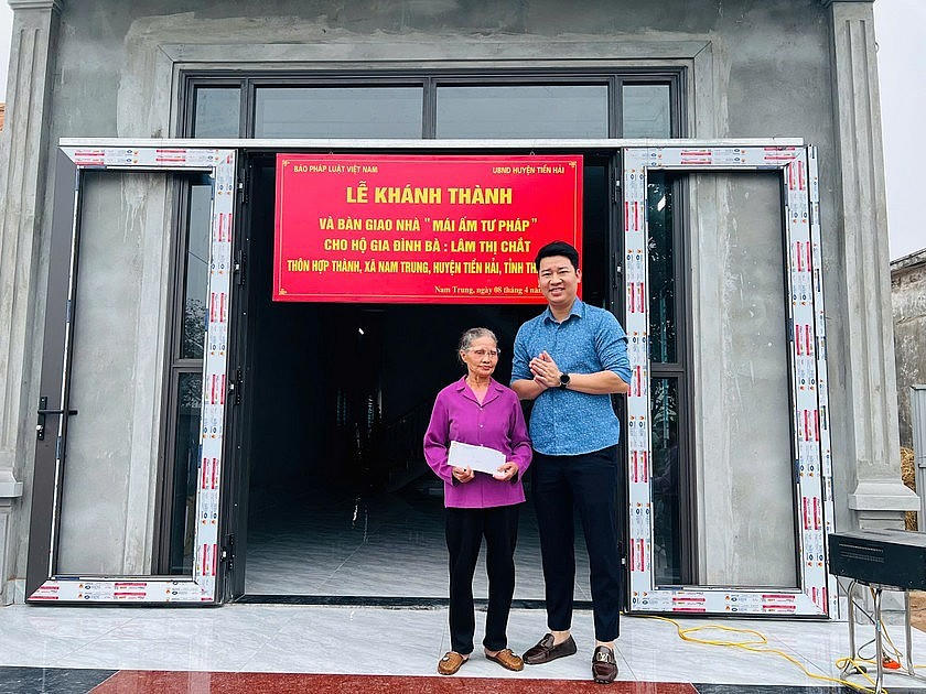 Chủ tịch Hội Nông dân xã Nam Trung, ông Trần Văn Hoà tặng quà hộ gia đình Lâm Thị Chắt.
