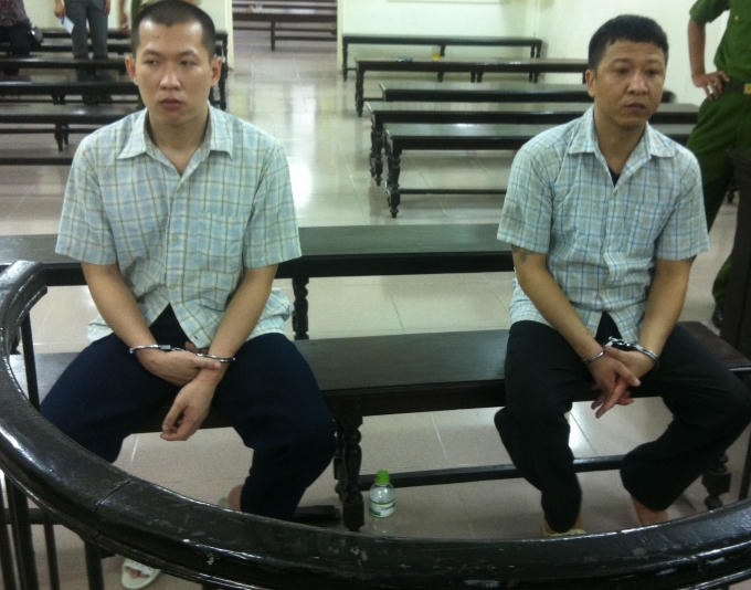 Hai bị cáo trước vành móng ngựa.