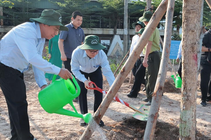 Lãnh đạo tỉnh Bình Dương và các đại biểu trồng cây xanh tại lễ phát động. (Ảnh: UBND tỉnh Bình Dương
