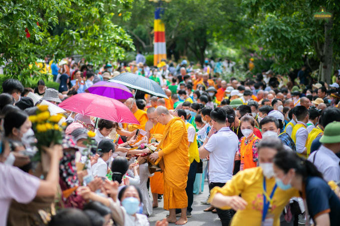 Thầy Thích Trúc Thái Minh - Trụ trì chùa Ba Vàng thọ nhận sự cúng dường của Phật tử và nhân dân thập phương.