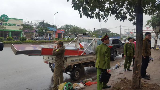 Lực lượng chức năng giám sát quá trình tháo dỡ.