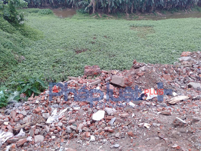 Gạch vỡ, bê tông, cát sỏi... đổ thẳng xuống mương máng.