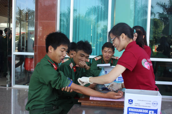 Các chiến sĩ trẻ nhiệt tình tự nguyện tham gia đăng kí hiến máu tình nguyện