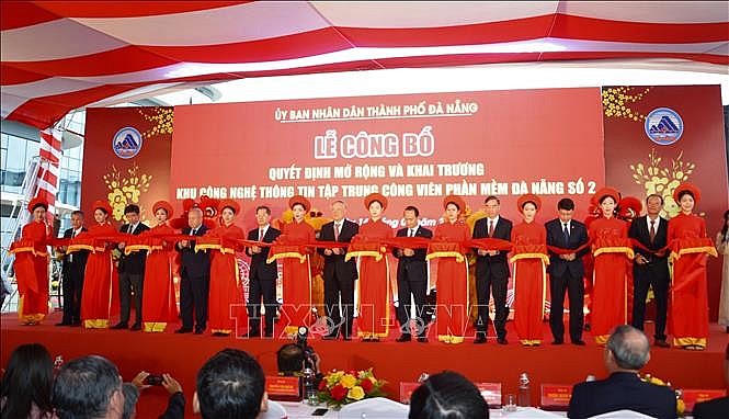 Phó Thủ tướng Thường trực Chính phủ Nguyễn Hòa Bình cắt băng khai trương Khu công nghệ thông tin tập trung Công viên phần mềm Đà Nẵng số 2 (Ảnh:TTXVN)