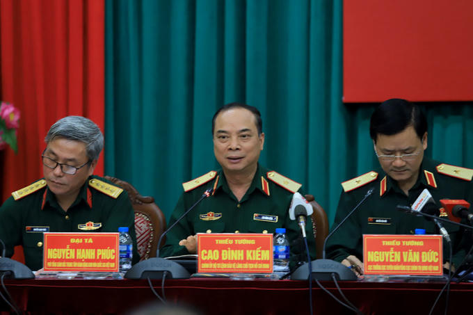 Thiếu tướng Cao Đình Kiếm (giữa)