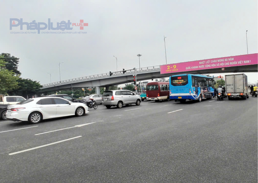 Hướng từ phố Đàm Quang Trung hướng đi lên cầu Vĩnh Tuy.