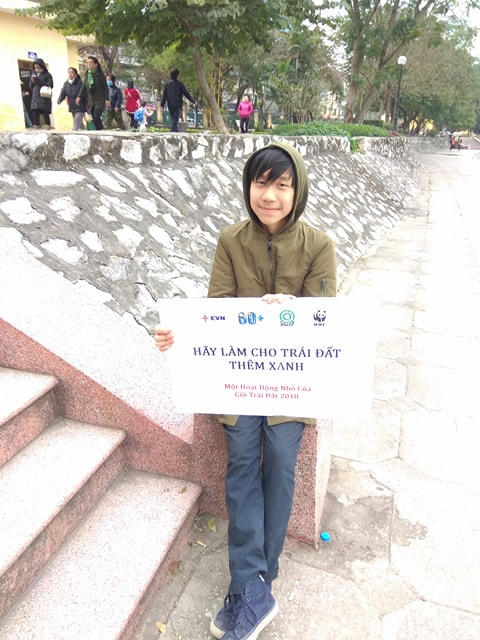 Một bạn TNV đang học lớp 10 - Trường THPT Yên Hòa Cầu Giấy Hà Nội cũng tham ra hoạt động ý nghĩa này.