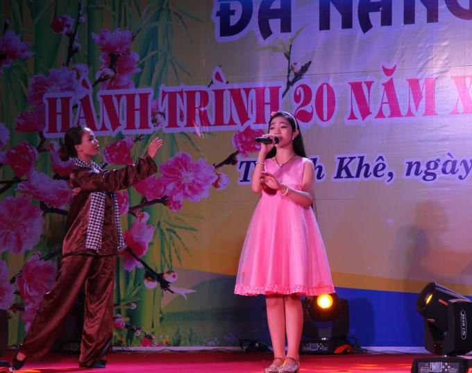 Đặc biệt, trong đêm thơ khán giả được thưởng thức giọng ca cao vút, truyền cảm của bé Hồng Minh - Quán quân The Voice Kids 2015 với tiết mục hát múa "Giấc mơ giữa đời", thơ Nguyên Thanh, phổ nhạc Nhạc sĩ Cao Tâm. (Ảnh: Vân Trương)