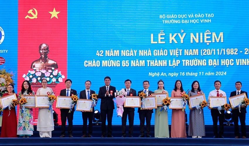 Đại diện Bộ GD&ĐT trao bằng khen cho 1 tập thể và 11 cá nhân của Trường Đại học Vinh.