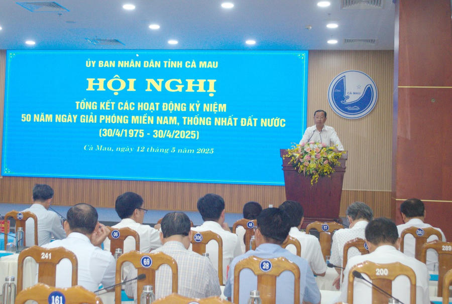 Ông Nguyễn Quốc Thanh - Giám đốc Sở Văn hóa, Thể thao và Du lịch Cà Mau, báo cáo tóm tắt một số kết quả hoạt động tuyên truyền kỷ niệm 50 năm Ngày Giải phóng miền Nam, thống nhất đất nước.