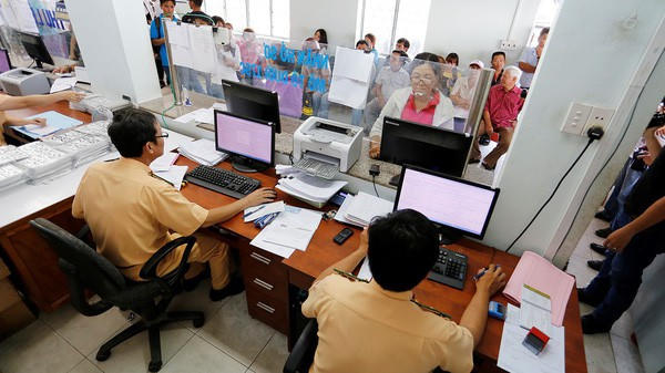 Từ ngày 16/3/2018 đến hết 31/12/2019, người dân có thể khai, nộp lệ phí trước bạ qua mạng Internet với ô tô, xe máy.
