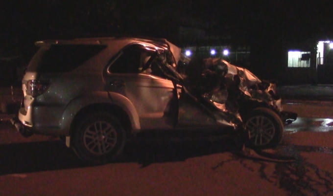 Phần đầu ô tô nát bét.