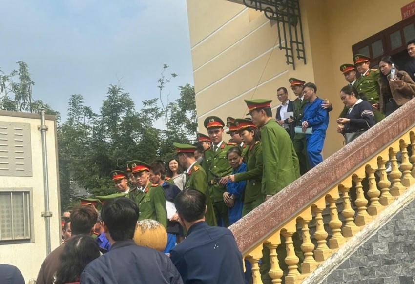 Các bị cáo được dẫn giải tại toà.