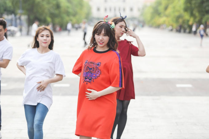 Không chỉ Hương Giang, Hari Won, Kỳ Duyên hóa "bà bầu" mà lần đầu tiên, Trấn Thành, Trường Giang và Hứa Vĩ Văn xuất hiện giữa đám đông khi giả nữ mang bầu với 3 phong cách khác nhau.