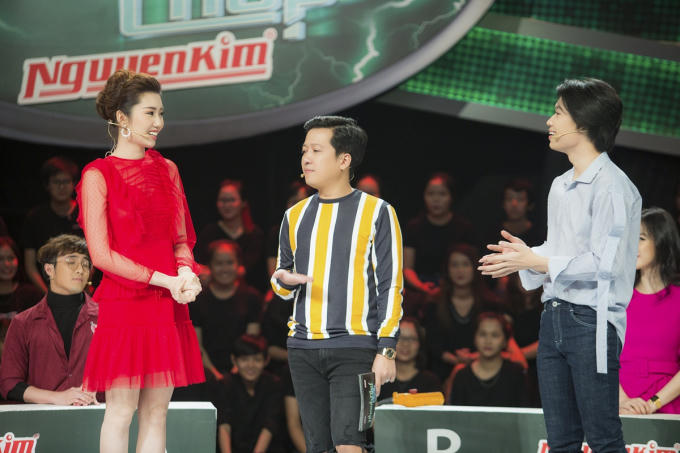 Thúy Ngân, Angela Phương Trinh đùa giỡn nhắng nhít khi đi quay gameshow