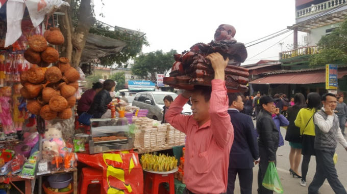 Phong ph&uacute; h&agrave;ng h&oacute;a tại phi&ecirc;n chợ &ldquo;mua may, b&aacute;n rủi&rdquo;