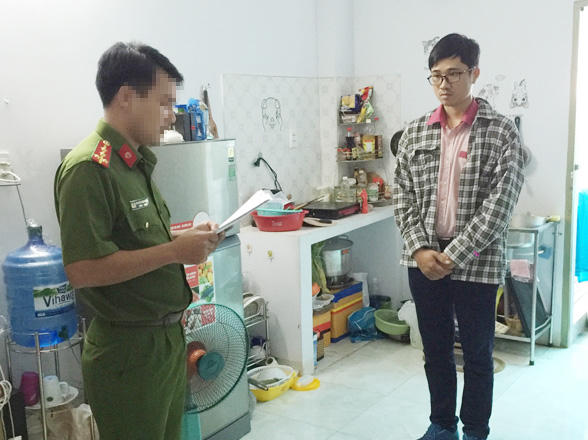 CQĐT thi hành Lệnh bắt tạm giam đối với Lê Mậu Nhất Quyền. (Ảnh: báo Sài Gòn Giải phóng)