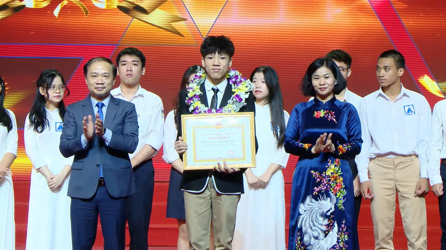 Hoàng Phạm Minh Khánh nhận Bằng khen của Sở Giáo dục và Đào tạo Hà Nội tại Lễ tuyên dương là Học sinh giỏi tiêu biểu Thủ đô