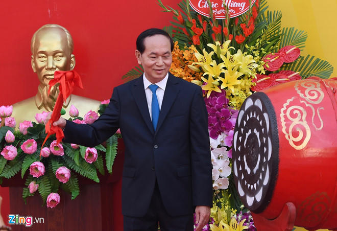 Chủ tịch nước Trần Đại Quang đánh trống khai giảng tại Trường THCS Trưng Vương, Hà Nội.