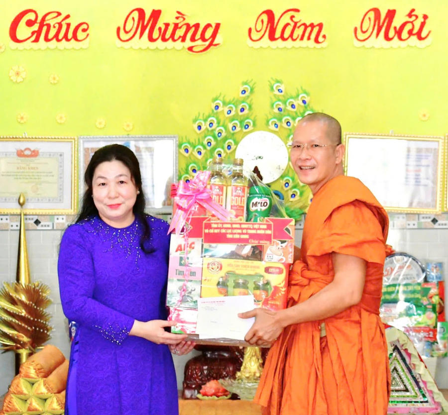 Bà Lê Hồng Thắm - Phó Chủ tịch Thường trực HĐND tỉnh Kiên Giang chúc Tết cổ truyền Chôl Chnăm Thmây tại chùa Thứ Năm.