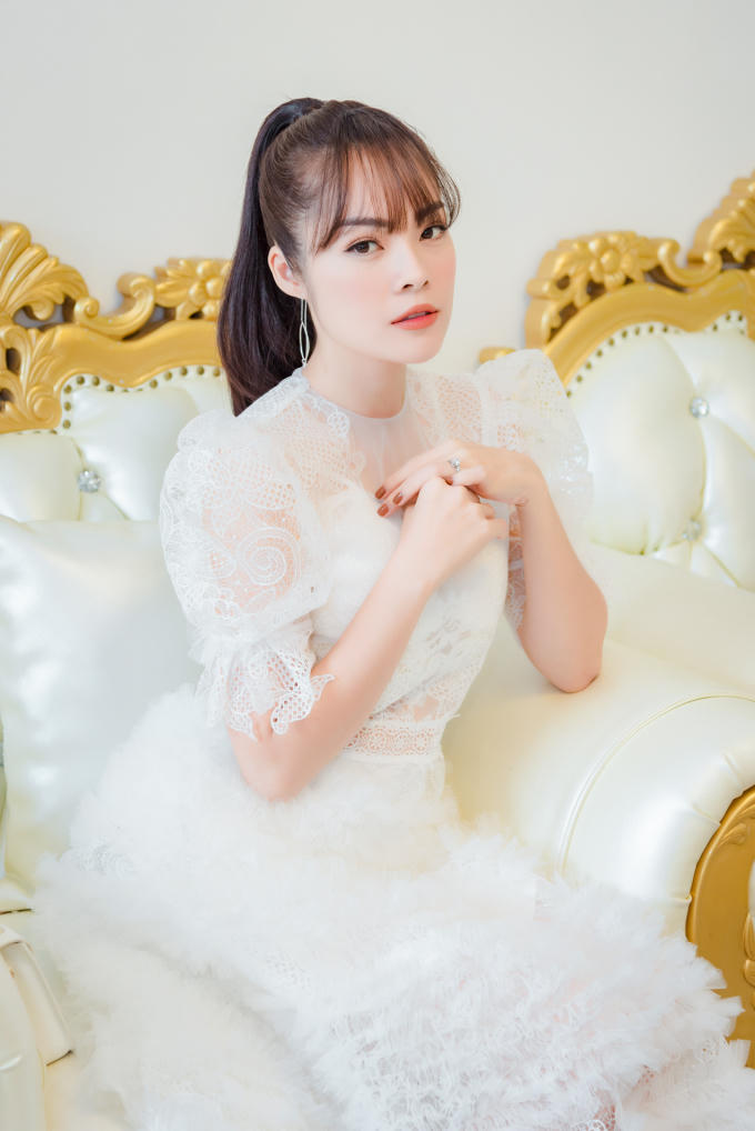 Dương Cẩm Lynh tươi tắn ở sự kiện sau ly hôn