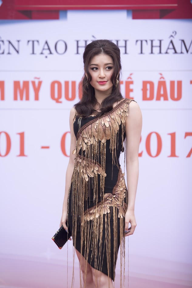 Á hậu Huyền My duyên dáng trước ống kính.