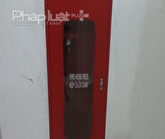Các hộp chữa cháy bị bỏ trống, không có bình chữa cháy bên trong