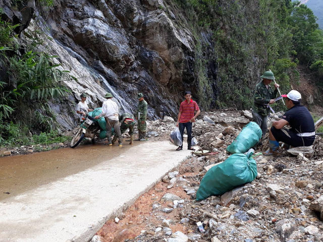Xe máy chỉ đi được khoảng 7, 8km, còn lại phải đi bộ hơn 17km với những bao tải lương thực nặng gùi trên lưng.