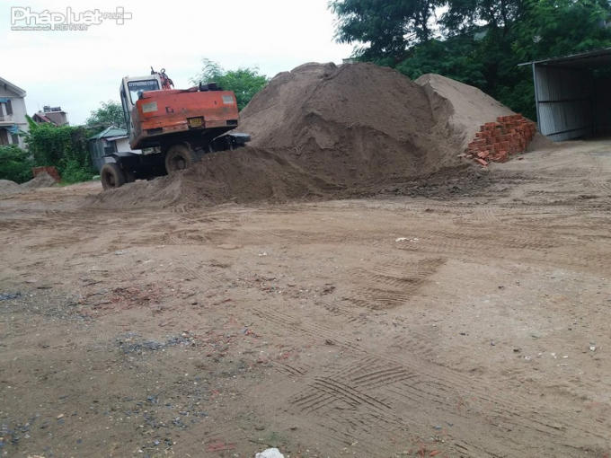 Vừa trông giữ xe vừa là điểm tập kết vật liệu xây dựng