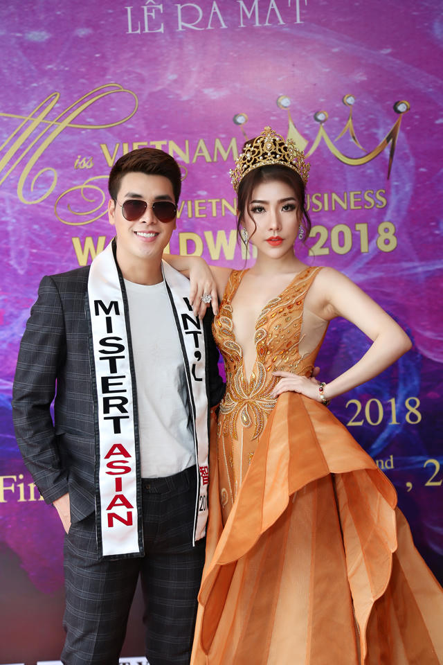 Hoàng Y Nhung quyến rũ bên cạnh Hoàng Phi Kha.