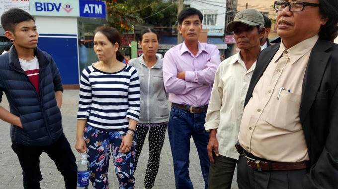 Người nhà bà Là bức xúc trình bày với báo chí.