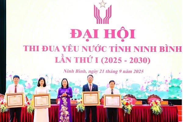 Bà Đinh Thị Lụa, Phó Bí thư Thường trực Tỉnh ủy Ninh Bình trao Bằng khen của Thủ tướng Chính phủ cho các cá nhân có thành tích tiêu biểu.