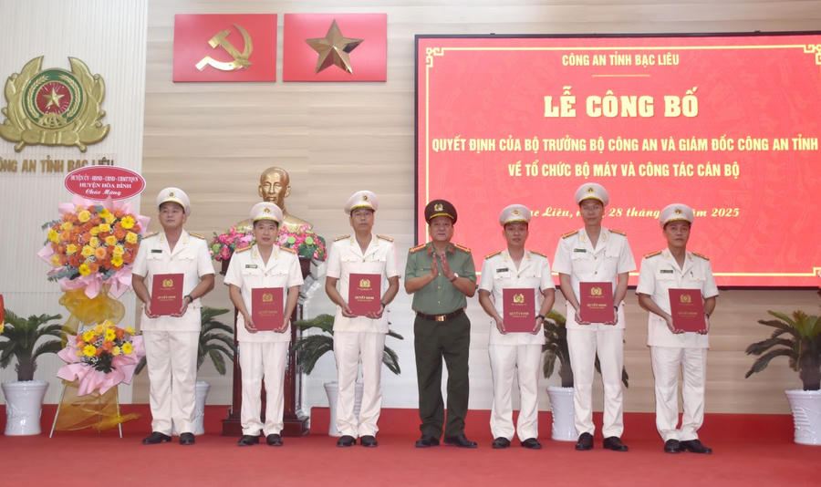 Đại tá Trương Công Dũng - Phó Giám đốc Công an tỉnh Bạc Liêu, trao Quyết định về công tác cán bộ.