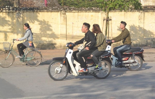 Đến những nam thanh, nữ tú cũng không mũ bảo hiểm (ảnh Đức Tùy).