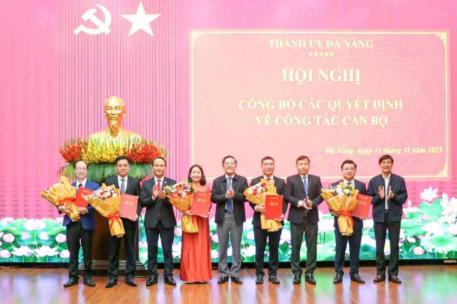 Lãnh đạo thành phố trao các quyết định và chúc mừng các cá nhân được bổ nhiệm. (Ảnh: danang.gov.vn)