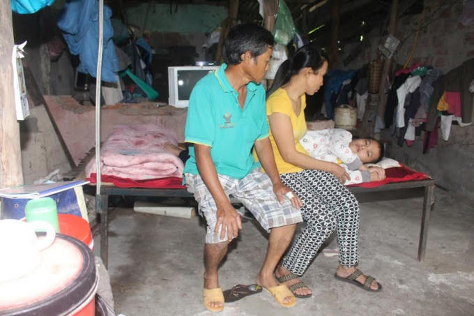 Ông Thái, bà Phương và em Oanh mắc phải bệnh tật, nghèo khó đang cần sự giúp đỡ, cưu mang…
