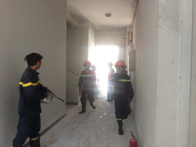Rất may nhà trưởng ba nhà A, B và D chung cư C2 kịp dùng bình bột chữa cháy kịp thời, ngăn đám cháy không lan sang khu vực hệ thống điện của khu chung cư.