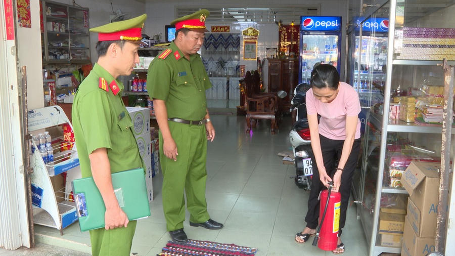 Lực lượng Công an kiểm tra điều kiện an toàn PCCC tại cửa hàng tạp hóa trên địa bàn phường 3, thành phố Bạc Liêu.