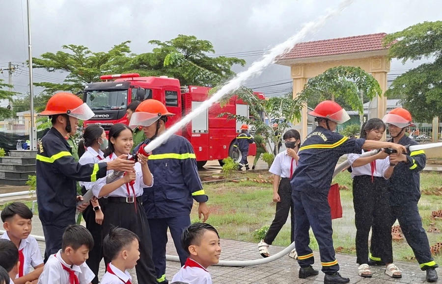 Đội Cảnh sát PCCC - CNCH khu vực Trảng Bàng hướng dẫn các em học sinh sử dụng phương tiện chữa cháy.